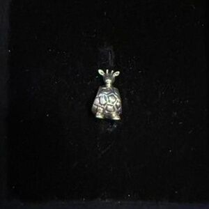 Pandora giraffe charm